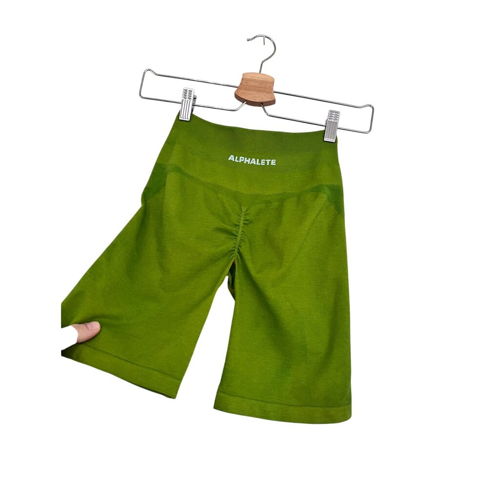 Bright Workout Alphalete Amplify Biker Shorts in Vibrant Green Size XS - Small